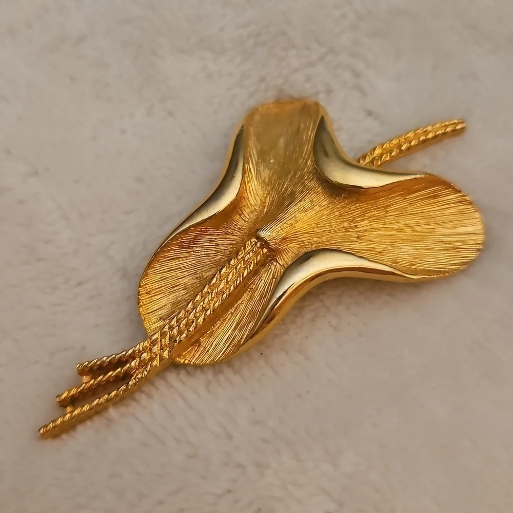 Vintage 1950s Freeform Lily Brooch